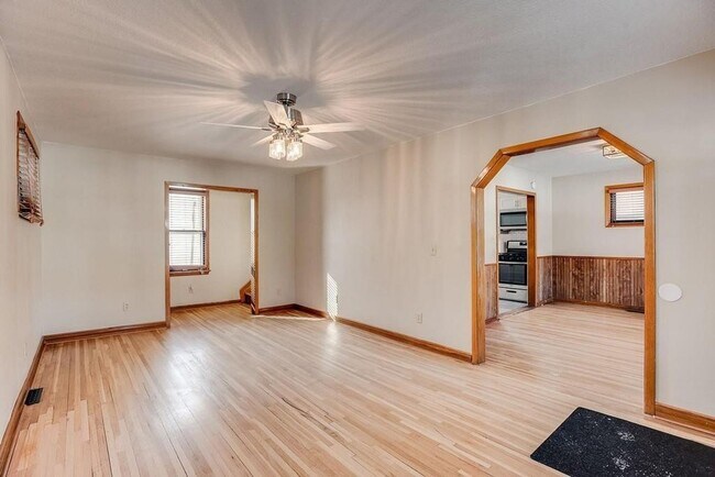 Building Photo - 6 bedroom 2 bathroom available 06/01/2026