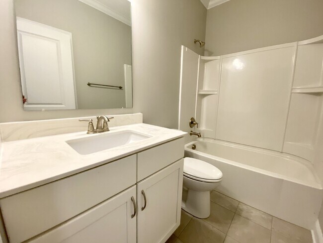 Building Photo - Three Bedroom Townhouse in Cypress Ridge!