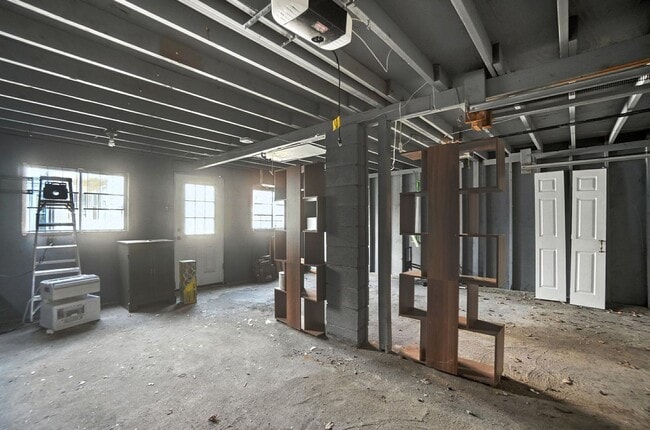 Building Photo - 843 Overton St