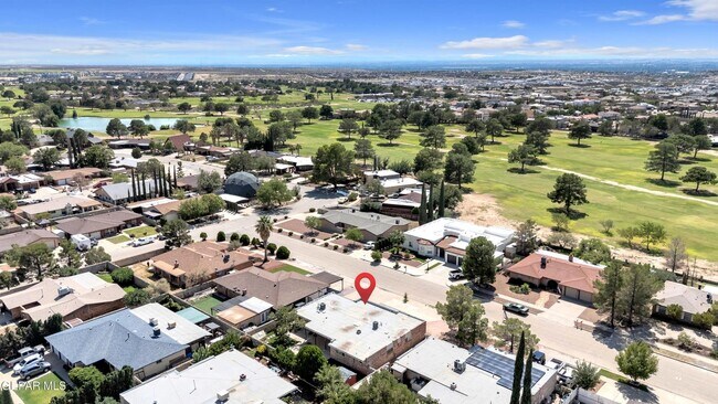 Building Photo - Come to check this beautiful house 4 bedrooms, possible 5th bed and 3 baths.