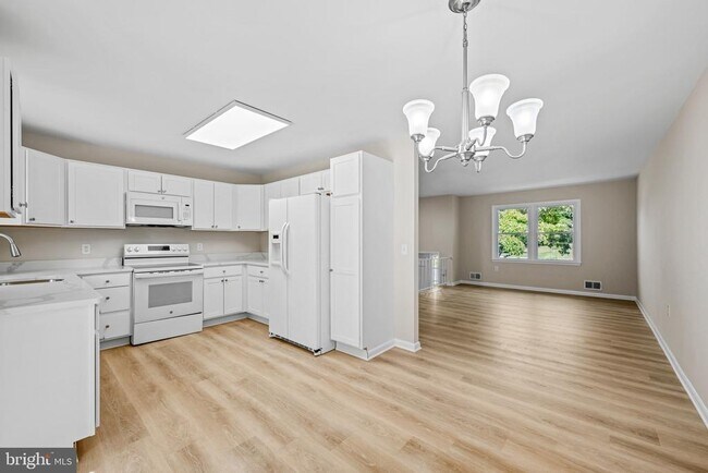 Building Photo - 908 Country Terrace