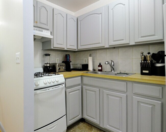 Building Photo - 338 W 36th St.