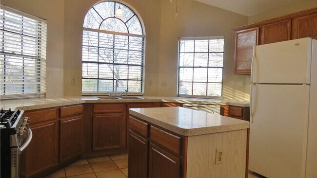 Building Photo - 1260 Hilltop Dr