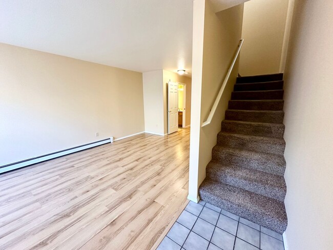 Building Photo - 2 Bedroom 1.5 Bath Townhome for Rent with ...