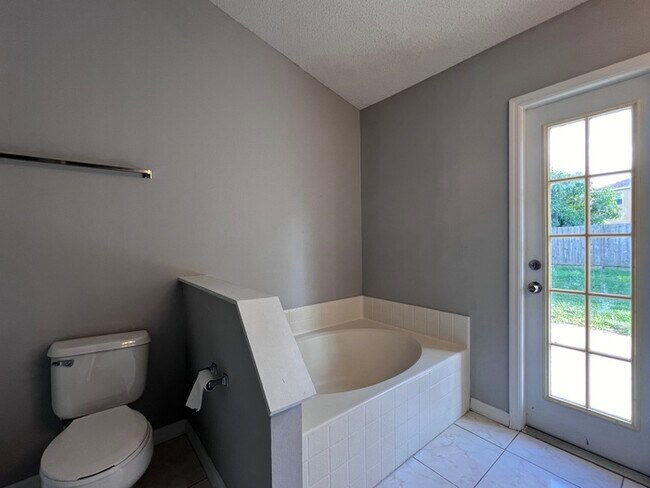 Building Photo - PRICE REDUCED FOR A QUICK MOVE IN!!  Spaci...