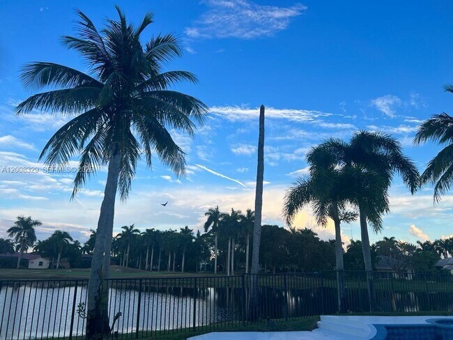 Building Photo - 2534 Poinciana Dr