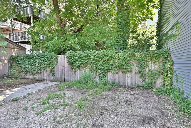 Building Photo - 2724 N Racine Ave