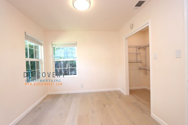 Building Photo - Your Ideal Mid-Century Modern Retreat Comi...