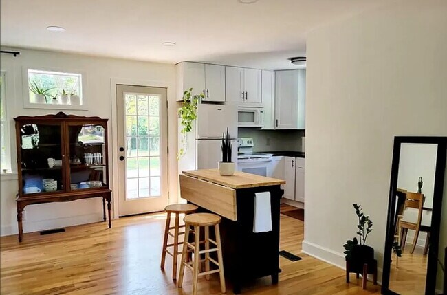 Building Photo - 106 Robinhood Cir