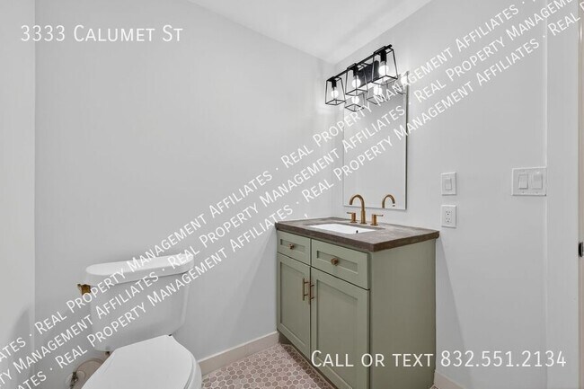 Building Photo - 3333 Calumet St