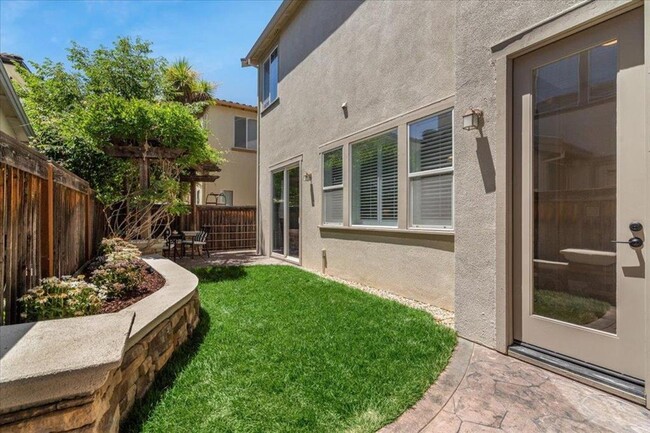 Building Photo - Top Notch Eagle Ridge Courtyard Home - Ren...