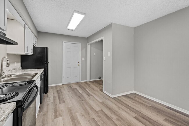 Building Photo - Cozy 2 Bedroom Duplex with Fireplace & Spacious Backyard!