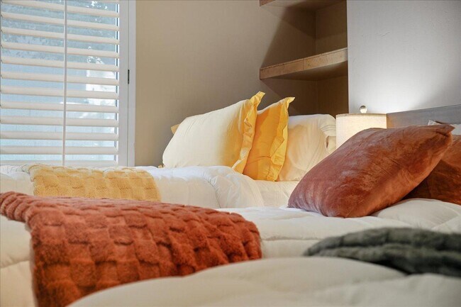 Building Photo - 1909 E Coral Tree Dr