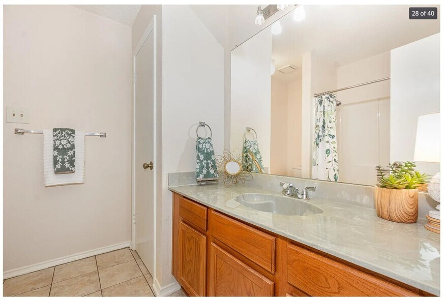 Building Photo - 404 Nita Ln