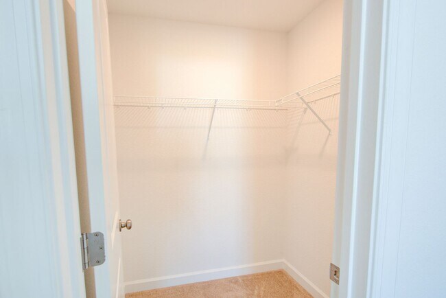 Building Photo - Like New End Unit Condo, 3 Bed 2.5 Bath