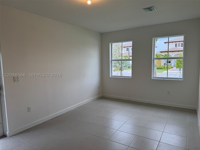 Building Photo - 2404 SE 29th Dr
