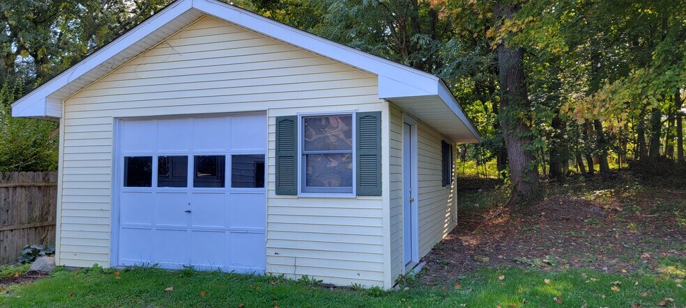 detached garage - 17 Marys Ave