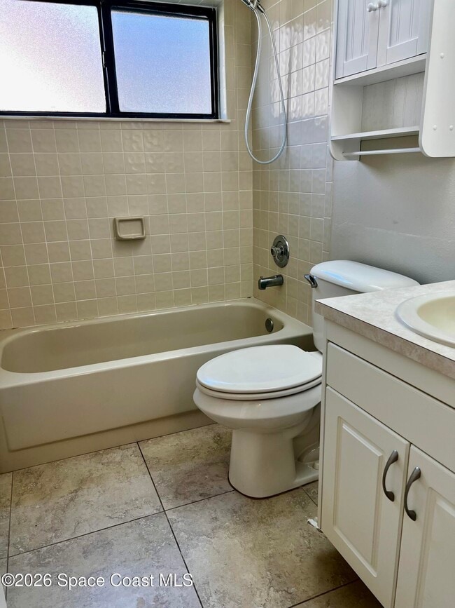 Building Photo - 1059 Country Club Dr