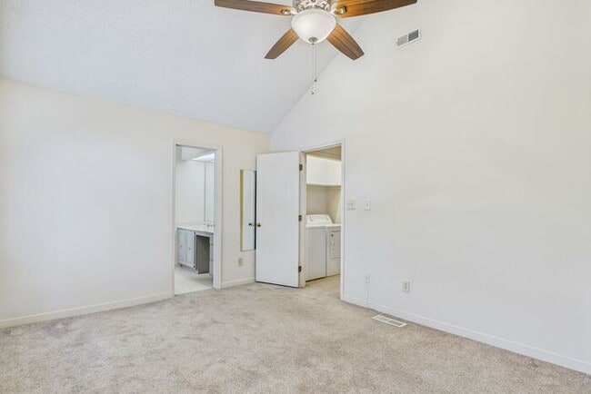 Building Photo - Charming 3-Bedroom Townhome in Sunset Woods