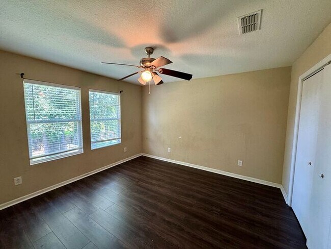 Building Photo - Over 2800 square feet!