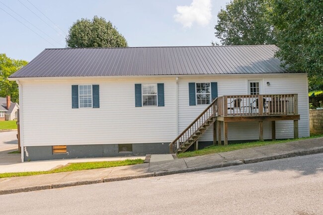 Building Photo - 3 Bed home in Carthage with large basement!