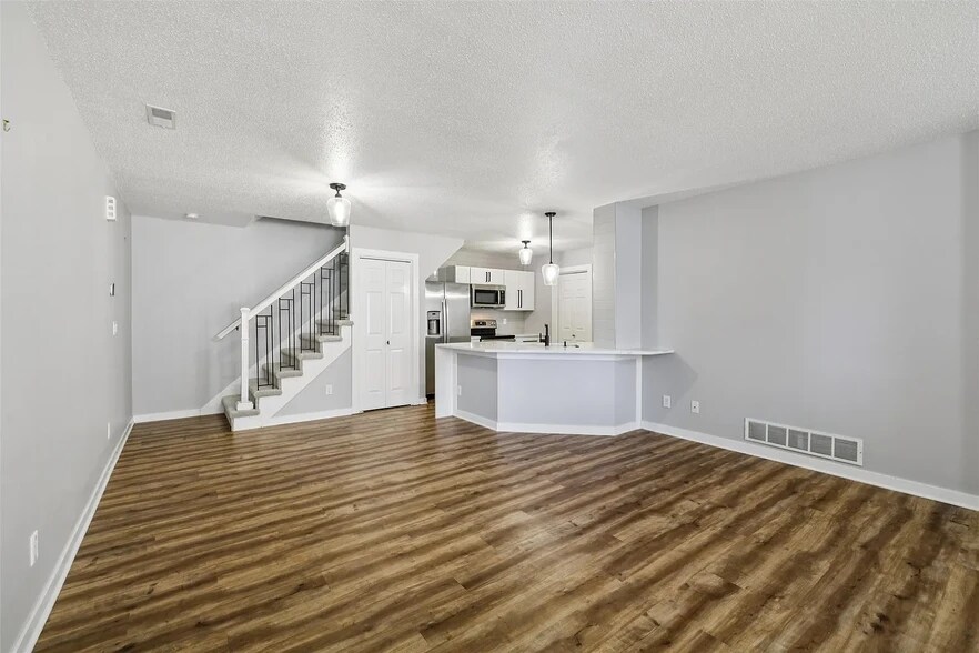 Building Photo - 811 Burr Oaks Dr