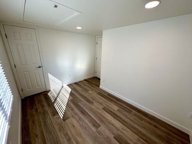 Building Photo - Don’t Miss Out on This Newly Renovated Ric...