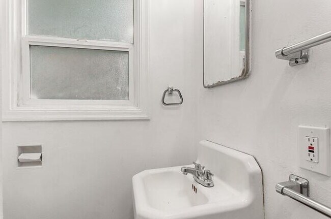 Building Photo - Welcome to this charming 2-bedroom