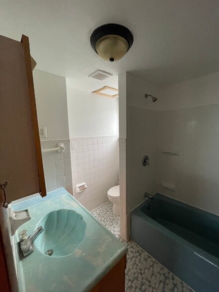 Full Bathroom - 119 N Wilbur Ave