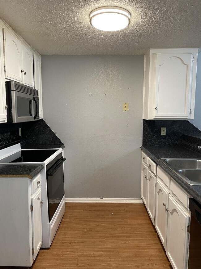 Building Photo - 2134 Lonnie Ln