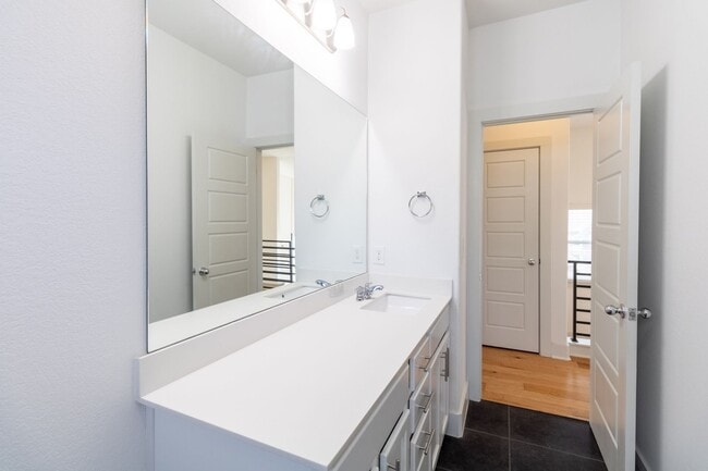 Building Photo - Amazing and peaceful 3/2.5 home in Austin!