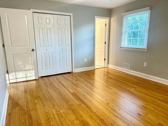 Building Photo - 5 Bedrooms 3 Bathrooms! Parking! Pets Welc...