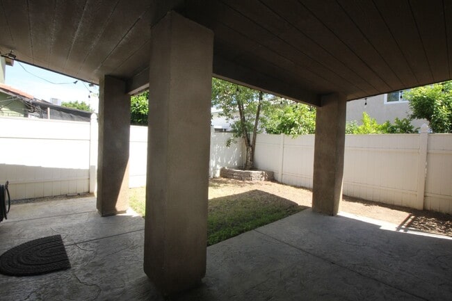 Building Photo - 9405 Salinger St