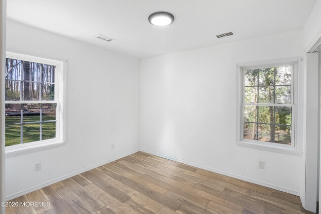 Building Photo - 28 Oak Ln