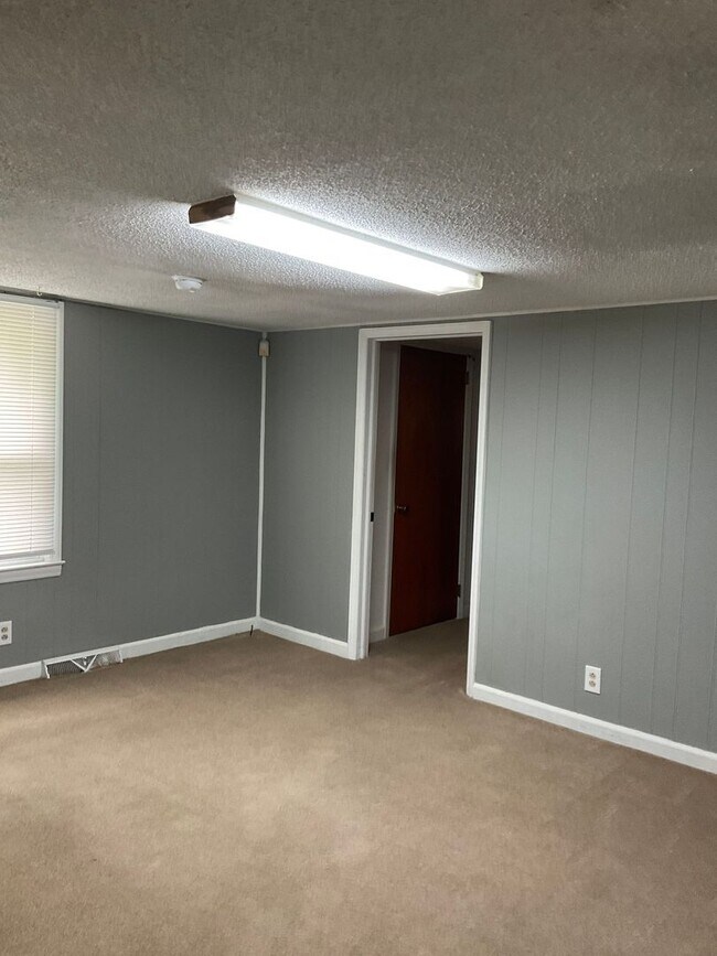 Building Photo - Available Now!!! Spacious Four bedroom home in Gastonia.