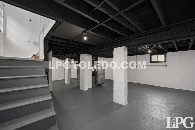 Building Photo - 4140 Caroline Ave