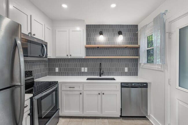 Building Photo - 1002 Broadmoor Dr
