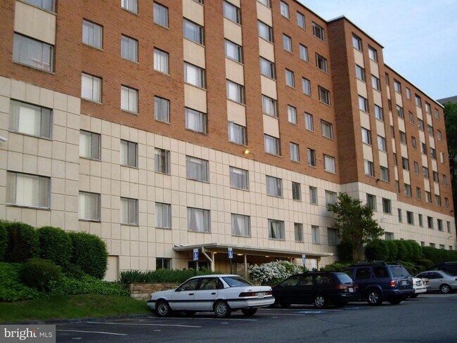 Building Photo - 1300 S Arlington Ridge Rd