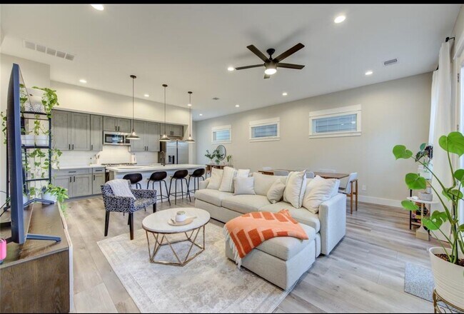 Building Photo - 704 Pinemont Cyn Ln