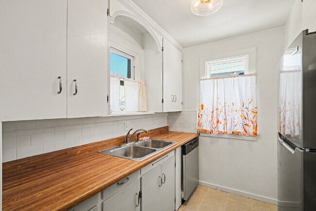 Building Photo - Charming 2-Bedroom Wheat Ridge Bungalow Near Sloan’s Lake - Available Now!