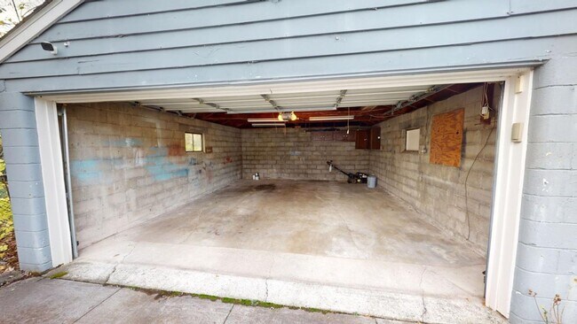 Building Photo - 3 BEDROOMS, 1 FULL BATHROOM + 2 CAR Carport Beautiful Single Family house available to show NOW f...