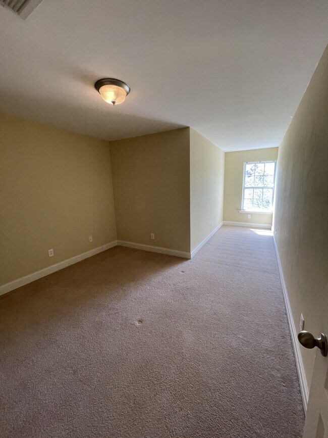 Building Photo - 4245 Aurora Cir