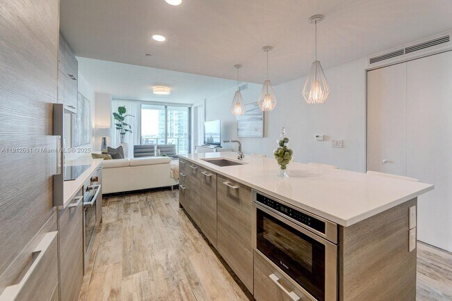 Building Photo - 650 NE 32nd St