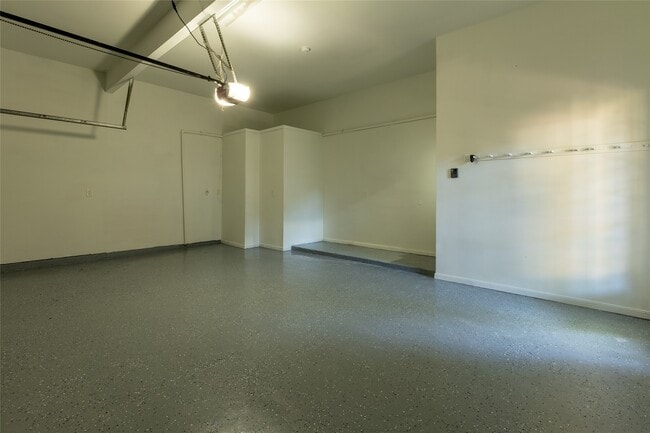 Building Photo - 810 Ivy Wall Dr