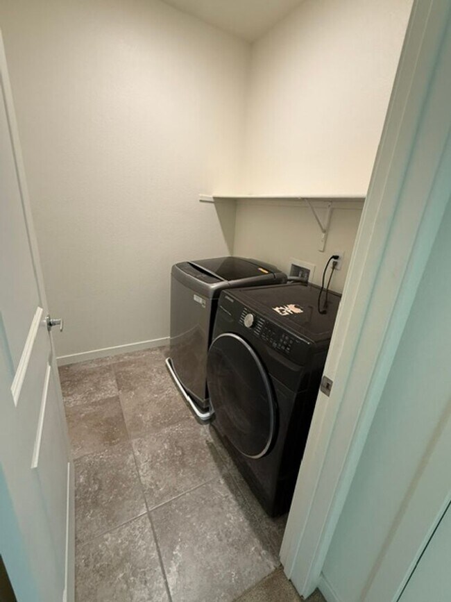 Building Photo - Charming Sun Valley Home with Generous Yard