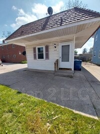 Building Photo - 218 S St Clair St