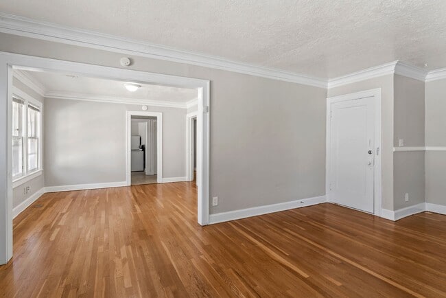Building Photo - Charming 2-Bedroom Apartment Near UMKC – H...