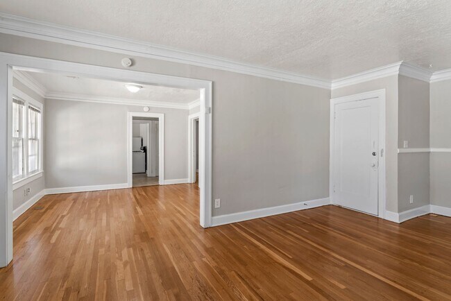 Building Photo - Charming 2-Bedroom Apartment Near UMKC – Hardwood Floors & Pet-Friendly Living in Kansas City $13...