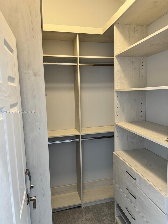 Building Photo - 652 W Palm Aire Dr