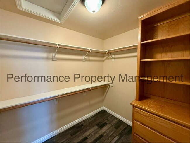 Building Photo - 10910 Mohican Dr